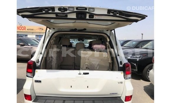Acheter Import Voiture Toyota Land Cruiser Blanc à Import - Dubai, Grande Comore Acheter Import Voiture Toyota Land Cruiser Blanc à Import - Dubai, Grande Comore