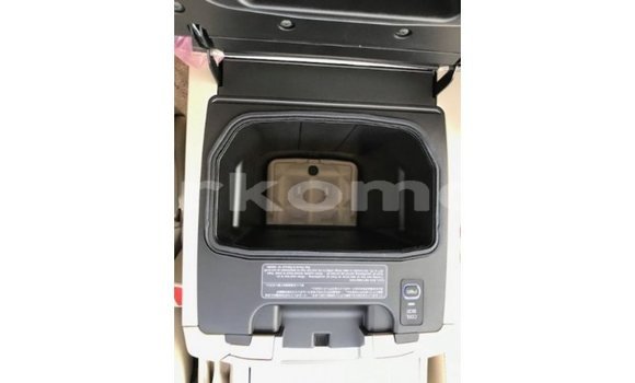 Acheter Import Voiture Toyota Land Cruiser Blanc à Import - Dubai, Grande Comore Acheter Import Voiture Toyota Land Cruiser Blanc à Import - Dubai, Grande Comore