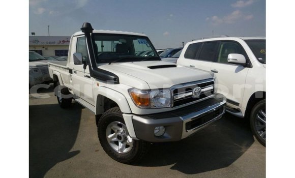 Acheter Import Voiture Toyota Land Cruiser Blanc à Import - Dubai, Grande Comore Acheter Import Voiture Toyota Land Cruiser Blanc à Import - Dubai, Grande Comore