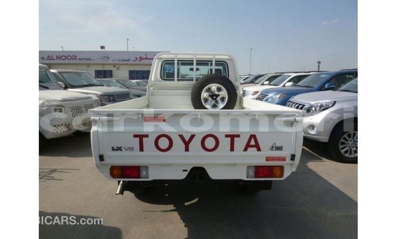 Acheter Import Voiture Toyota Land Cruiser Blanc à Import - Dubai, Grande Comore Acheter Import Voiture Toyota Land Cruiser Blanc à Import - Dubai, Grande Comore