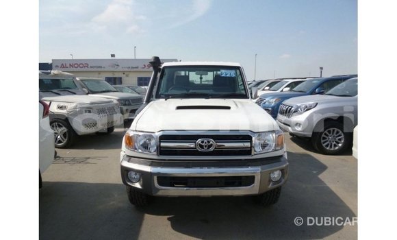 Acheter Import Voiture Toyota Land Cruiser Blanc à Import - Dubai, Grande Comore Acheter Import Voiture Toyota Land Cruiser Blanc à Import - Dubai, Grande Comore