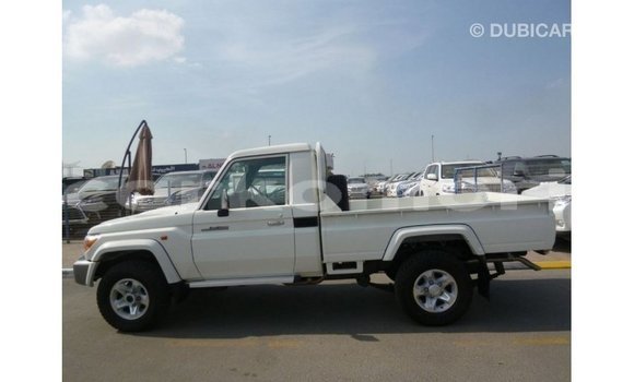 Acheter Import Voiture Toyota Land Cruiser Blanc à Import - Dubai, Grande Comore Acheter Import Voiture Toyota Land Cruiser Blanc à Import - Dubai, Grande Comore