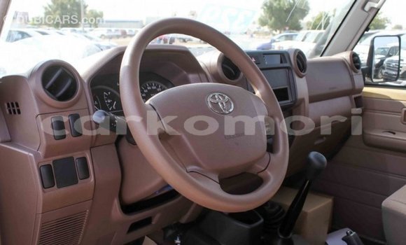 Acheter Import Voiture Toyota Land Cruiser Beige à Import - Dubai, Grande Comore Acheter Import Voiture Toyota Land Cruiser Beige à Import - Dubai, Grande Comore