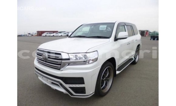 Acheter Import Voiture Toyota Land Cruiser Blanc à Import - Dubai, Grande Comore Acheter Import Voiture Toyota Land Cruiser Blanc à Import - Dubai, Grande Comore