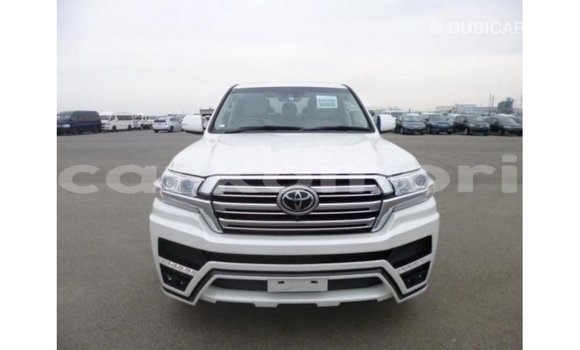 Acheter Import Voiture Toyota Land Cruiser Blanc à Import - Dubai, Grande Comore Acheter Import Voiture Toyota Land Cruiser Blanc à Import - Dubai, Grande Comore