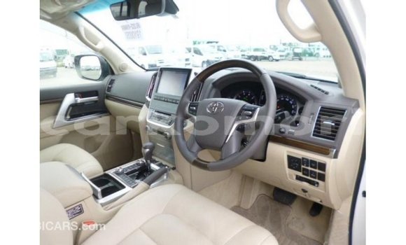Acheter Import Voiture Toyota Land Cruiser Blanc à Import - Dubai, Grande Comore Acheter Import Voiture Toyota Land Cruiser Blanc à Import - Dubai, Grande Comore