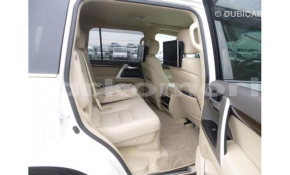 Acheter Import Voiture Toyota Land Cruiser Blanc à Import - Dubai, Grande Comore Acheter Import Voiture Toyota Land Cruiser Blanc à Import - Dubai, Grande Comore