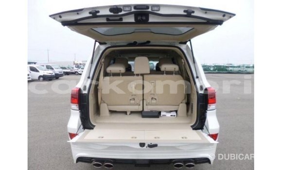 Acheter Import Voiture Toyota Land Cruiser Blanc à Import - Dubai, Grande Comore Acheter Import Voiture Toyota Land Cruiser Blanc à Import - Dubai, Grande Comore