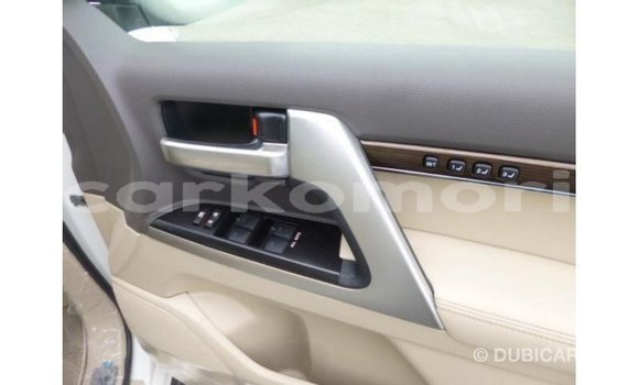 Acheter Import Voiture Toyota Land Cruiser Blanc à Import - Dubai, Grande Comore Acheter Import Voiture Toyota Land Cruiser Blanc à Import - Dubai, Grande Comore