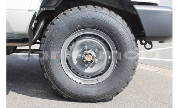 Acheter Import Voiture Toyota Land Cruiser Blanc à Import - Dubai, Grande Comore Acheter Import Voiture Toyota Land Cruiser Blanc à Import - Dubai, Grande Comore