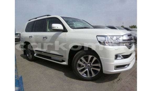 Buy Import Toyota Land Cruiser White Car in Import - Dubai in Great Comore