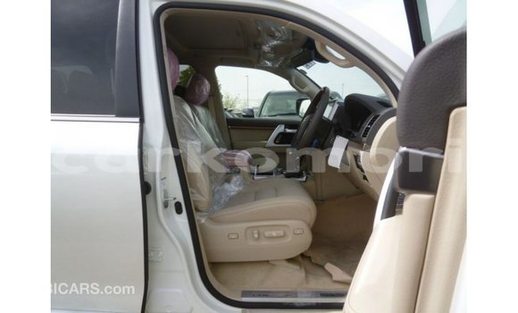 Buy Import Toyota Land Cruiser White Car in Import - Dubai in Great Comore Buy Import Toyota Land Cruiser White Car in Import - Dubai in Great Comore
