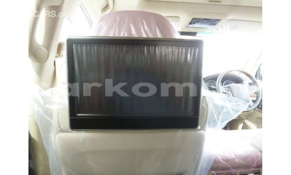 Buy Import Toyota Land Cruiser White Car in Import - Dubai in Great Comore Buy Import Toyota Land Cruiser White Car in Import - Dubai in Great Comore