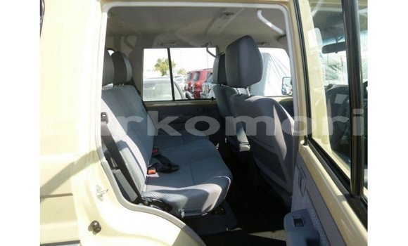 Acheter Import Voiture Toyota Land Cruiser Beige à Import - Dubai, Grande Comore Acheter Import Voiture Toyota Land Cruiser Beige à Import - Dubai, Grande Comore
