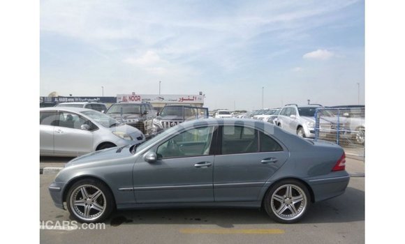 Buy Import Mercedes-Benz 190 Blue Car in Import - Dubai in Great Comore Buy Import Mercedes-Benz 190 Blue Car in Import - Dubai in Great Comore