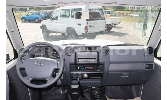 Acheter Import Voiture Toyota Land Cruiser Blanc à Import - Dubai, Grande Comore Acheter Import Voiture Toyota Land Cruiser Blanc à Import - Dubai, Grande Comore
