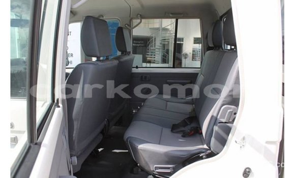 Acheter Import Voiture Toyota Land Cruiser Blanc à Import - Dubai, Grande Comore Acheter Import Voiture Toyota Land Cruiser Blanc à Import - Dubai, Grande Comore