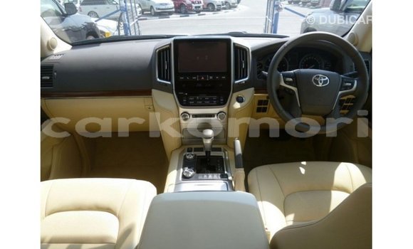 Buy Import Toyota Land Cruiser White Car in Import - Dubai in Great Comore Buy Import Toyota Land Cruiser White Car in Import - Dubai in Great Comore
