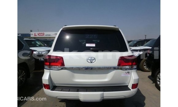 Buy Import Toyota Land Cruiser White Car in Import - Dubai in Great Comore Buy Import Toyota Land Cruiser White Car in Import - Dubai in Great Comore
