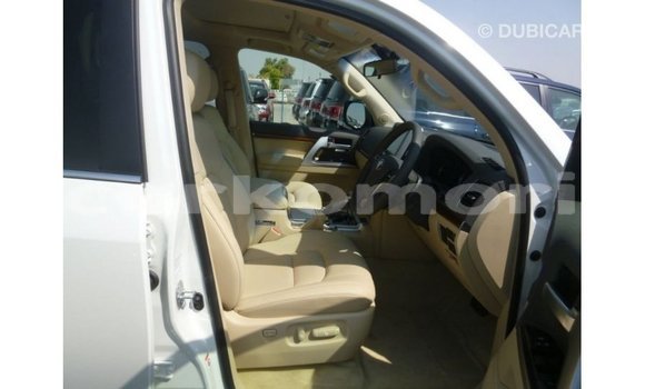 Buy Import Toyota Land Cruiser White Car in Import - Dubai in Great Comore Buy Import Toyota Land Cruiser White Car in Import - Dubai in Great Comore