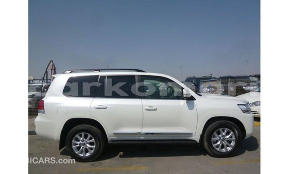 Buy Import Toyota Land Cruiser White Car in Import - Dubai in Great Comore Buy Import Toyota Land Cruiser White Car in Import - Dubai in Great Comore
