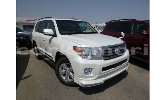 Acheter Import Voiture Toyota Land Cruiser Blanc à Import - Dubai, Grande Comore Acheter Import Voiture Toyota Land Cruiser Blanc à Import - Dubai, Grande Comore