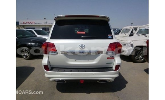Acheter Import Voiture Toyota Land Cruiser Blanc à Import - Dubai, Grande Comore Acheter Import Voiture Toyota Land Cruiser Blanc à Import - Dubai, Grande Comore
