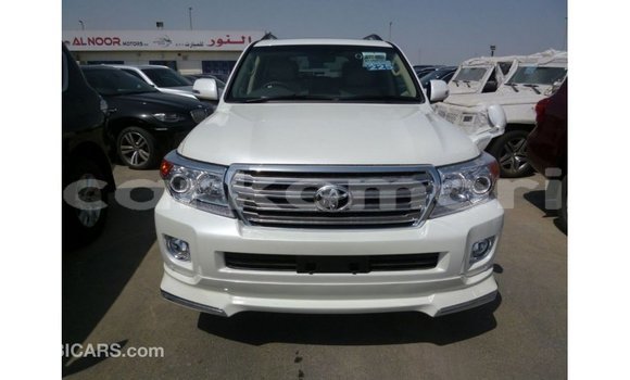 Acheter Import Voiture Toyota Land Cruiser Blanc à Import - Dubai, Grande Comore Acheter Import Voiture Toyota Land Cruiser Blanc à Import - Dubai, Grande Comore