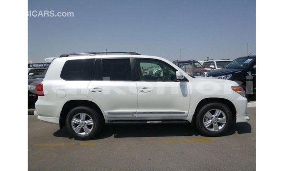 Acheter Import Voiture Toyota Land Cruiser Blanc à Import - Dubai, Grande Comore Acheter Import Voiture Toyota Land Cruiser Blanc à Import - Dubai, Grande Comore