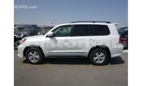 Acheter Import Voiture Toyota Land Cruiser Blanc à Import - Dubai, Grande Comore Acheter Import Voiture Toyota Land Cruiser Blanc à Import - Dubai, Grande Comore