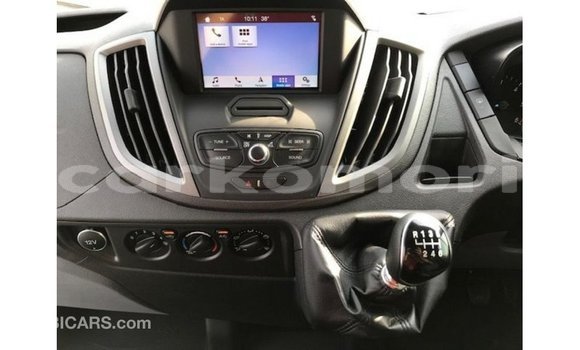 Acheter Import Voiture Ford Club Wagon Blanc à Import - Dubai, Grande Comore Acheter Import Voiture Ford Club Wagon Blanc à Import - Dubai, Grande Comore