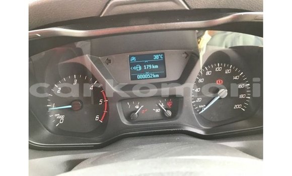 Acheter Import Voiture Ford Club Wagon Blanc à Import - Dubai, Grande Comore Acheter Import Voiture Ford Club Wagon Blanc à Import - Dubai, Grande Comore