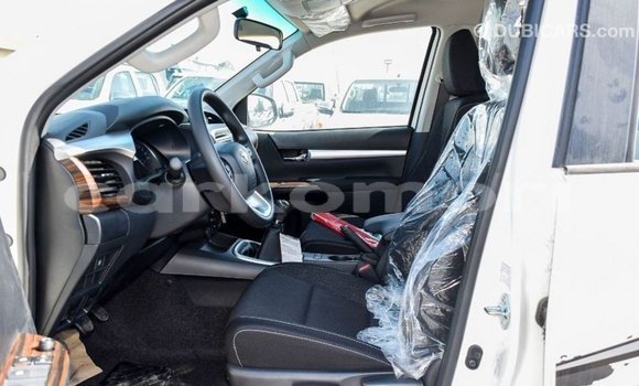 Acheter Import Voiture Toyota Hilux Blanc à Import - Dubai, Grande Comore Acheter Import Voiture Toyota Hilux Blanc à Import - Dubai, Grande Comore