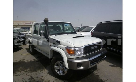 Buy Import Toyota Land Cruiser White Car in Import - Dubai in Great Comore