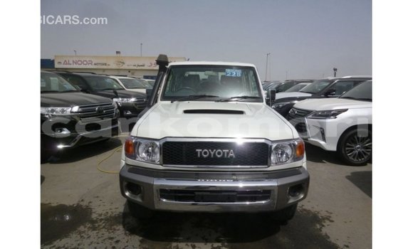 Buy Import Toyota Land Cruiser White Car in Import - Dubai in Great Comore Buy Import Toyota Land Cruiser White Car in Import - Dubai in Great Comore