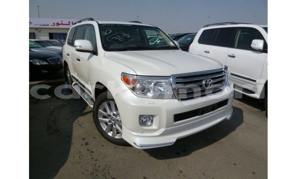 Buy Import Toyota Land Cruiser White Car in Import - Dubai in Great Comore