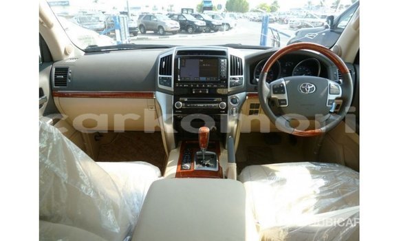 Buy Import Toyota Land Cruiser White Car in Import - Dubai in Great Comore Buy Import Toyota Land Cruiser White Car in Import - Dubai in Great Comore