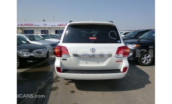 Buy Import Toyota Land Cruiser White Car in Import - Dubai in Great Comore Buy Import Toyota Land Cruiser White Car in Import - Dubai in Great Comore