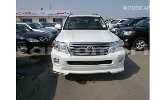 Buy Import Toyota Land Cruiser White Car in Import - Dubai in Great Comore Buy Import Toyota Land Cruiser White Car in Import - Dubai in Great Comore