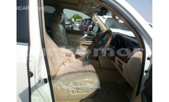 Buy Import Toyota Land Cruiser White Car in Import - Dubai in Great Comore Buy Import Toyota Land Cruiser White Car in Import - Dubai in Great Comore