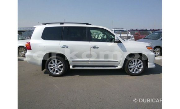 Buy Import Toyota Land Cruiser White Car in Import - Dubai in Great Comore Buy Import Toyota Land Cruiser White Car in Import - Dubai in Great Comore