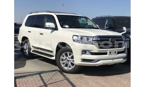 Buy Import Toyota Land Cruiser White Car in Import - Dubai in Great Comore