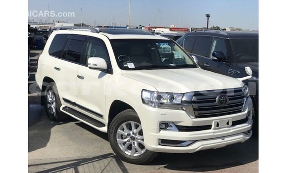 Buy Import Toyota Land Cruiser White Car in Import - Dubai in Great Comore Buy Import Toyota Land Cruiser White Car in Import - Dubai in Great Comore
