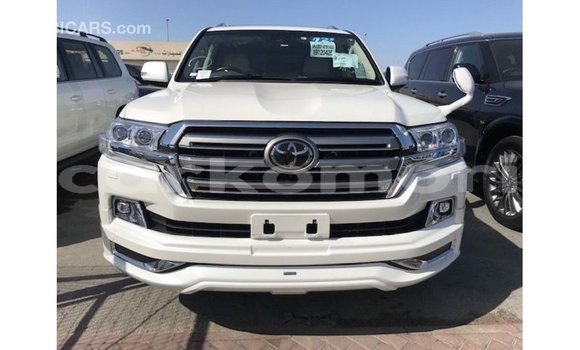 Buy Import Toyota Land Cruiser White Car in Import - Dubai in Great Comore Buy Import Toyota Land Cruiser White Car in Import - Dubai in Great Comore