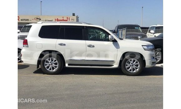 Buy Import Toyota Land Cruiser White Car in Import - Dubai in Great Comore Buy Import Toyota Land Cruiser White Car in Import - Dubai in Great Comore