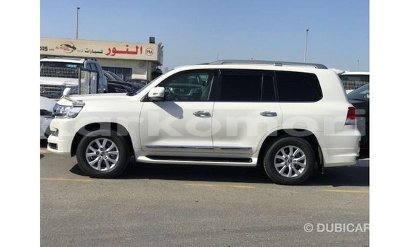 Buy Import Toyota Land Cruiser White Car in Import - Dubai in Great Comore Buy Import Toyota Land Cruiser White Car in Import - Dubai in Great Comore