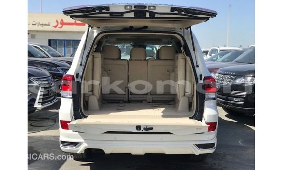 Buy Import Toyota Land Cruiser White Car in Import - Dubai in Great Comore Buy Import Toyota Land Cruiser White Car in Import - Dubai in Great Comore