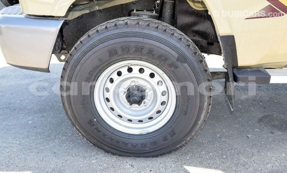 Acheter Import Voiture Toyota Land Cruiser Beige à Import - Dubai, Grande Comore Acheter Import Voiture Toyota Land Cruiser Beige à Import - Dubai, Grande Comore
