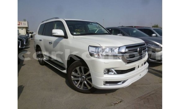 Acheter Import Voiture Toyota Land Cruiser Blanc à Import - Dubai, Grande Comore Acheter Import Voiture Toyota Land Cruiser Blanc à Import - Dubai, Grande Comore