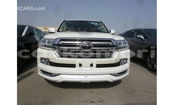 Acheter Import Voiture Toyota Land Cruiser Blanc à Import - Dubai, Grande Comore Acheter Import Voiture Toyota Land Cruiser Blanc à Import - Dubai, Grande Comore